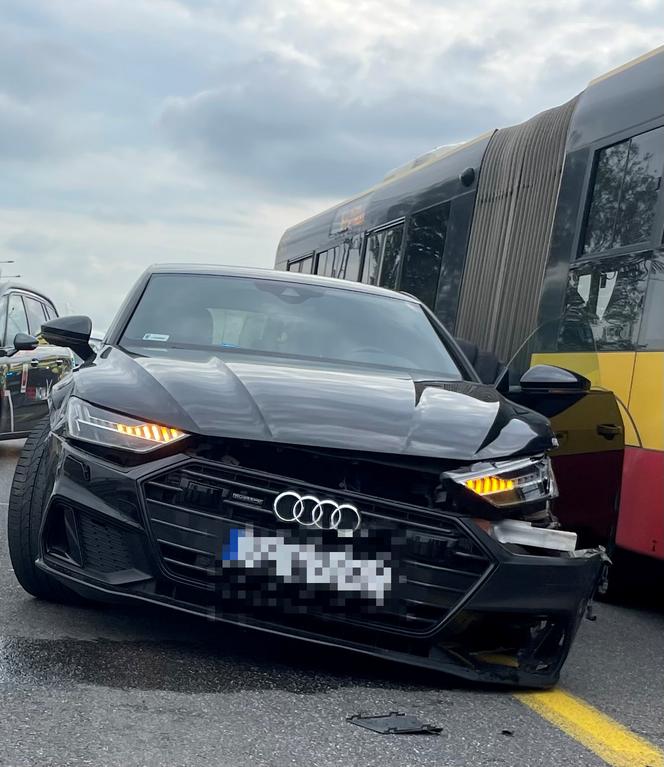 Znany zawodnik MMA miał wypadek. Huknął swoim audi w autobus! 