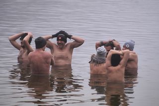 Zimna woda im niestraszna! Morsowanie w podbydgoskich Pieckach [ZDJĘCIA]