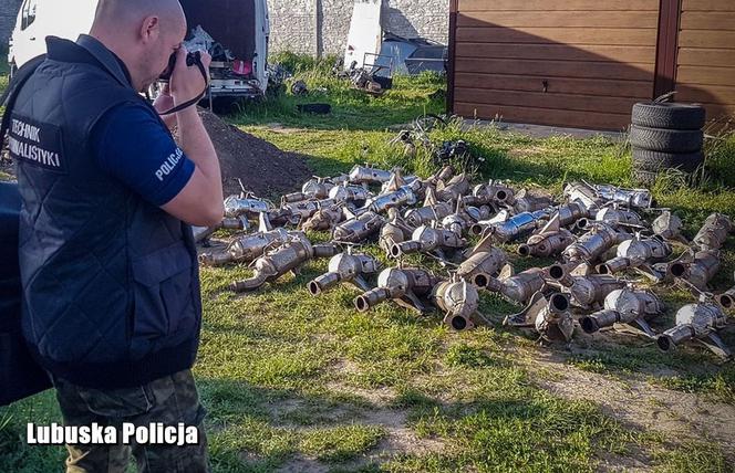 Policjanci zabezpieczyli 150 katalizatorów 