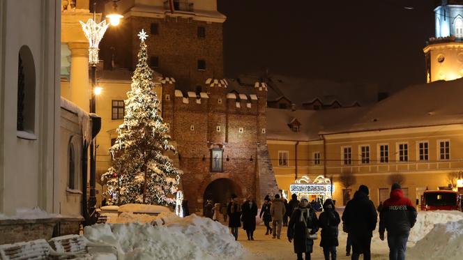 Lublin wieczorową porą. W mieście świąteczne ozdoby i hałdy śniegu. Zobacz zdjęcia!