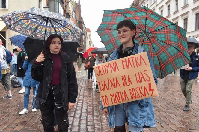 Tłum zwolenników aborcji protestował w centrum miasta. Manifestacja ruszyła pod kurię biskupią i siedzibę PiS