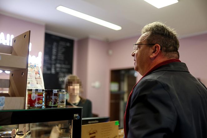 Michał Wójcik w bezcukrowej kawiarni