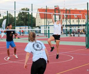 Wakacyjna siatkówka w Elblągu. Turniej 3×3 na Kalbarze