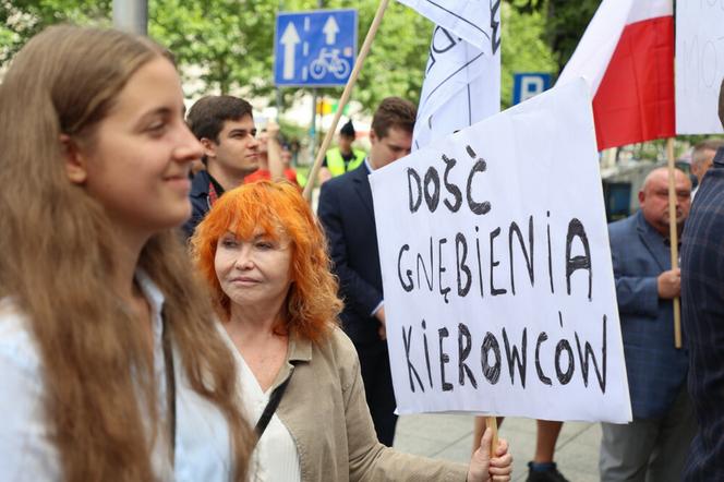 Protest przeciwko zakazowi sprzedazy aut spalinowych