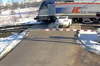  Szokujące nagranie z przejazdu kolejowego. Ominął rogatki i wbił się w pociąg 