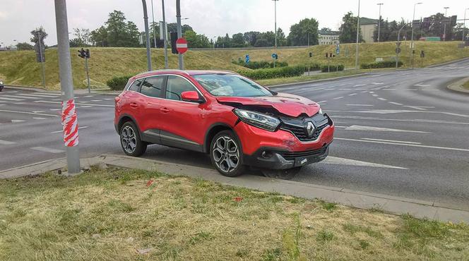 Groźny wypadek na rondzie Inowrocławskim w Bydgoszczy [ZDJĘCIA]