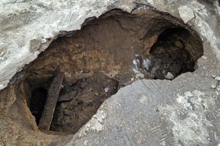 Samochód wpadł do dziury