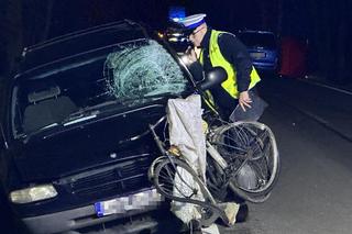 Wracał do domu, potrąciły go dwie osobówki. Zginął przygnieciony pod kołami auta