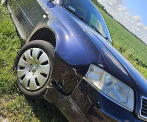 Kobieta staranowała autem ogrodzenie i porzuciła pojazd. Kolizja niedaleko Gostynia