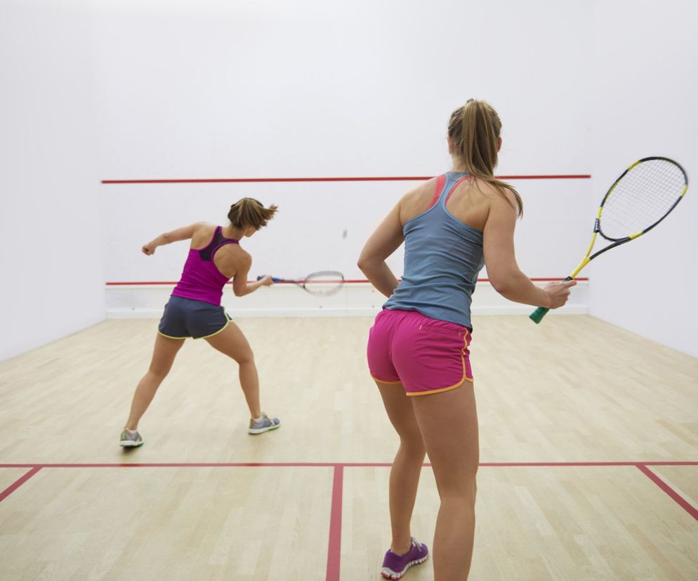 Kort do squasha ma postać zamkniętej klatki z wyznaczonymi liniami.