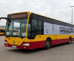 Na ulice Łodzi wyruszył autobus niosący pomoc osobom w kryzysie bezdomności. Co oferuje?