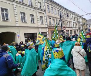 Kolorowy Orszak Trzech Króli w Łodzi. W centrum miasta pojawiło się mnóstwo osób [ZDJĘCIA]