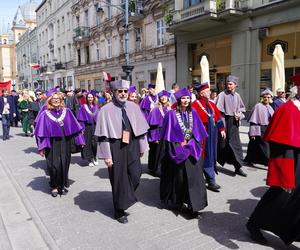 Pochód Juwenaliowy Łódzkich Uczelni. Studenci przejęli Łódź! [ZDJĘCIA]