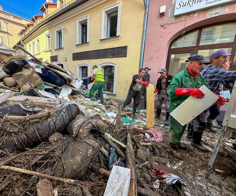  Powódź w Kłodzku. Ołtarze pływały w kilku metrowej wodzie. Ta powódź była najgorsza