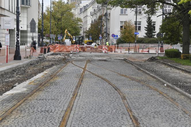 Zaasfaltują Plac Trzech Krzyży żeby go za kilka lat znów rozkopać 