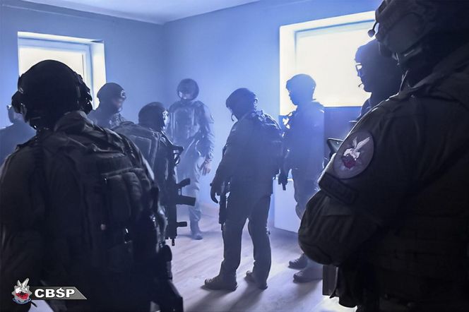 CBŚP rozbiło niebezpieczny gang z PIaseczna. 13 osób zatrzymanych