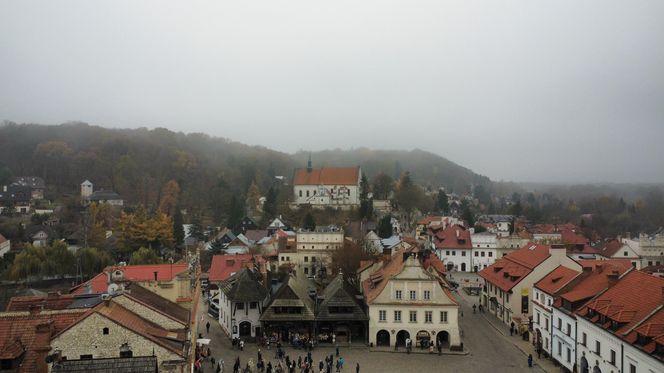 Mglisty Kazimierz Dolny w obiektywie. Miasteczko nad Wisłą przyciąga turystów nawet późną jesienią