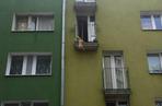 Pies uwięziony w barierce balkonu
