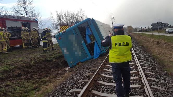 Autobus leżał przy torach! Groza w Papowie Toruńskim