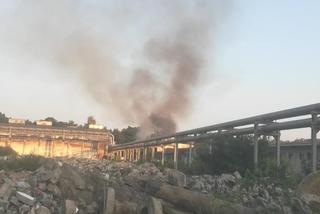 Potężny pożar hali w Skarżysku-Kamiennej! Z ogniem walczy 80 strażaków