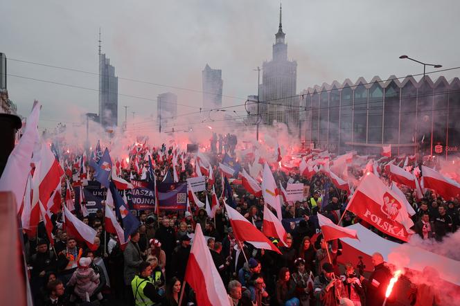 Morze flag na Marszu Niepodległości w Warszawie