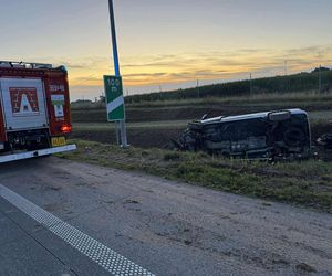 Poważny wypadek pod Łomżą. Bus wypadł z drogi. Wielu poszkodowanych