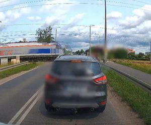Oława. 37-latek wszedł na przejazd mimo opuszczonych rogatek. Tak się tłumaczył [ZDJĘCIA].