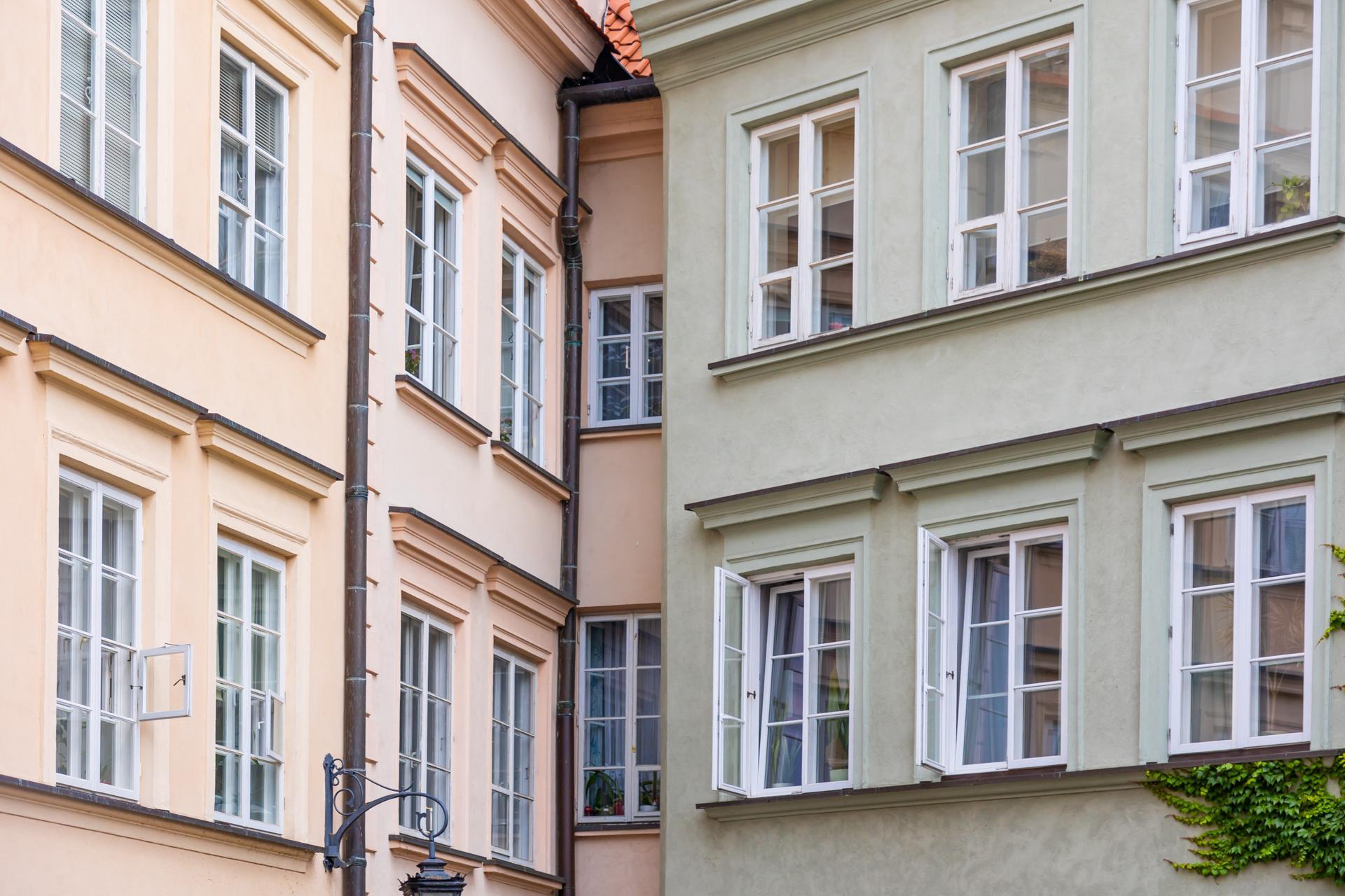 Najwęższa kamienica w Warszawie - zdjęcia. Ma nieco ponad metr szerokości!