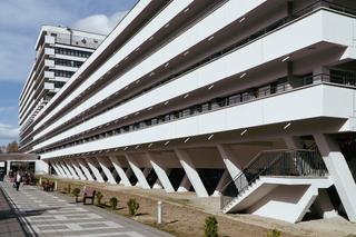 Sanatorium Równica w Ustroniu. Potężny betonowy okręt wśród piramid i gór