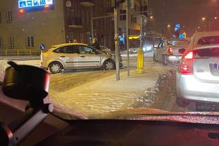 Trudne warunki na drogach w Podlaskiem. Śnieg i lód utrudniają jazdę [ZDJĘCIA]