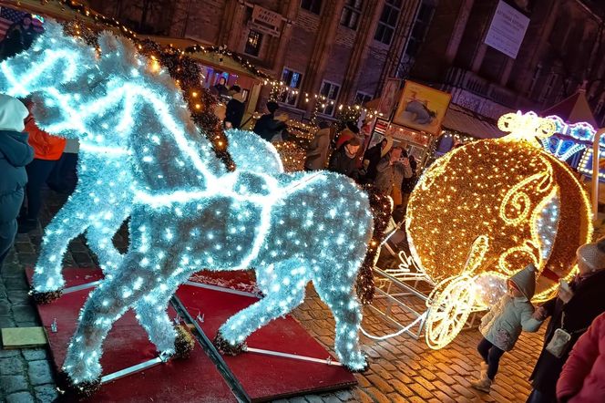 Toruński Jarmark Bożonarodzeniowy wieczorową porą