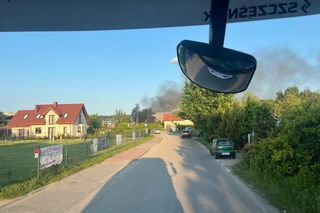 Zapalił się samochód, ogień zajął dom. Dramatyczny pożar w Jabłonnie