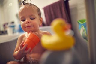 Bakterie z zabawek kąpielowych zagnieździły się w oku 2-latka - mama mówi co z nimi zrobić
