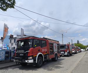 Pożar w składzie budowlanym w Tarnowie. Na miejscu pracuje ponad 40 strażaków