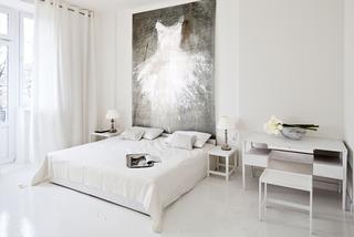 Minimalistyczna aranżacja sypialni w kolorze białym