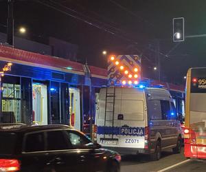 Wszedł na torowisko na czerwonym świecie. Przejechał go tramwaj. Zginął na miejscu