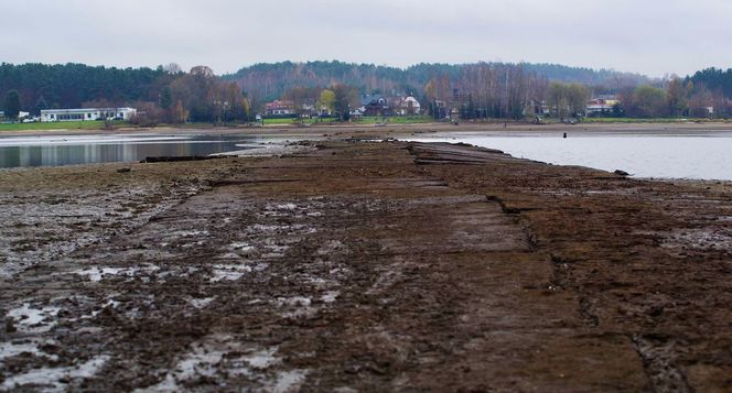 Mroczne klimaty nad zalewem brodzkim. Idealne na spacer dla fotografów