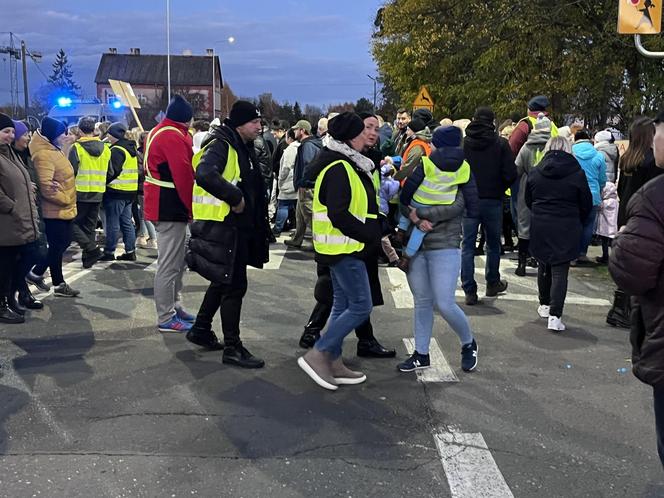 Protest na DK nr 80 po wypadku, w którym zginął 15-letni Kuba. Mieszkańcy zablokowali drogę