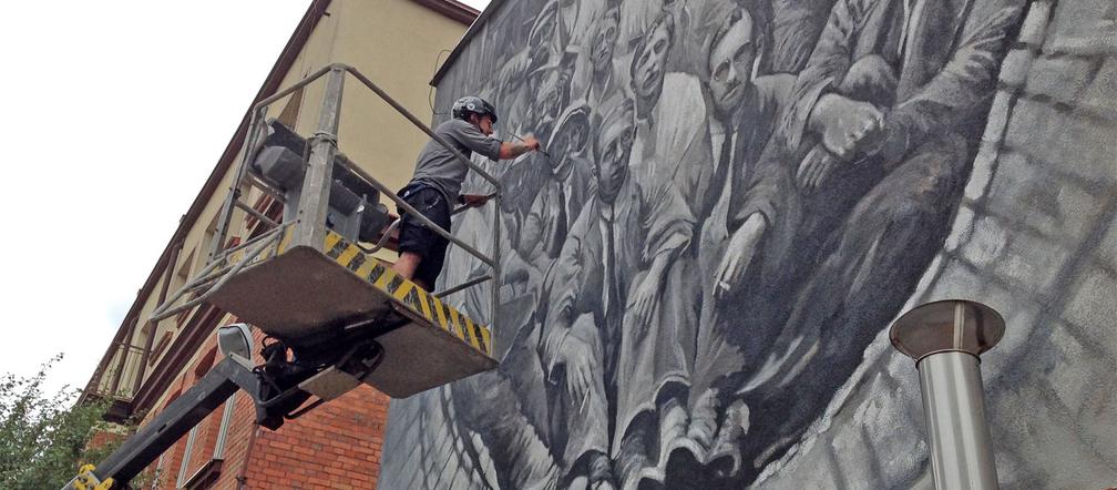 Mural na Wierzbowej namalowany na podstawie archiwalnego zdjęcia