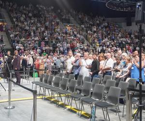 Kongres Świadków Jehowy w Olsztynie. W hali Urania chrzest przyjęli nowi członkowie [ZDJĘCIA]