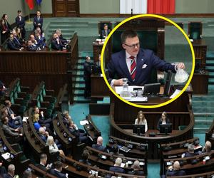 Kandydat na prezydenta Krakowa zrobił sobie happening w Sejmie. Oto, co wręczył marszałkowi Hołowni