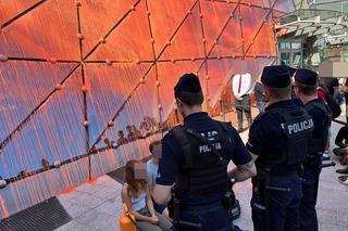 Ostatnie Pokolenie oblało farbą Złote Tarasy w Warszawie. „Co powiemy naszym dzieciom?” 