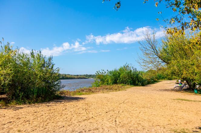 Plaża przy Moście Północnym – widok ku rzece