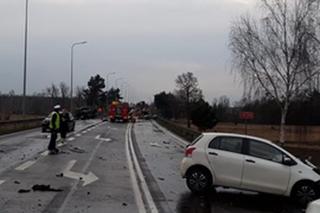 Groźny wypadek na DK 11 niedaleko Środy Wielkopolskiej. Drewno wypadło na jezdnię i zmiażdżyło auta 