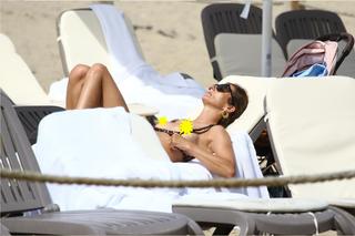 Top modelka Kamila Szczawińska opala się w Sopocie 