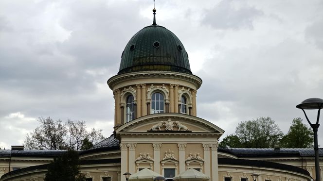 Najpiękniejszy basen w Polsce. Kąpiel pod kopułą jak z bajki na Dolnym Śląsku
