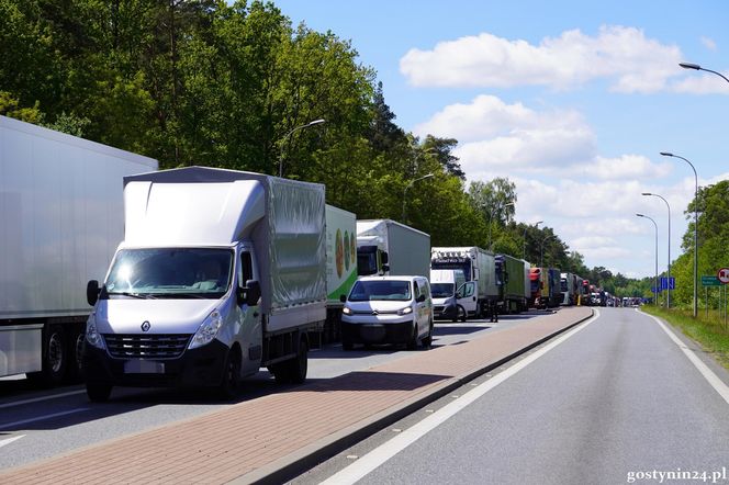 Tragiczny wypadek w Gostyninie. Wjechała toyotą pod tira. Nie żyje