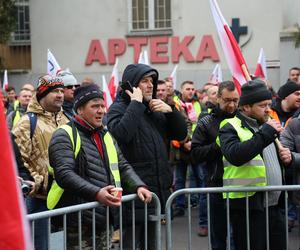 Protest rolników 20 marca przed Lubelskim Urzędem Wojewódzkim w Lublinie