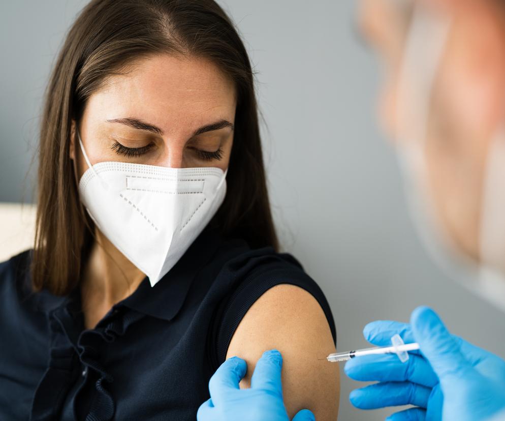 Pierwsze szczepionki przeciw Omikronowi już w Polsce. Kiedy szczepienia?