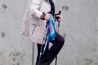 1 publ_Krystyna Loska ćwiczy z kijkami